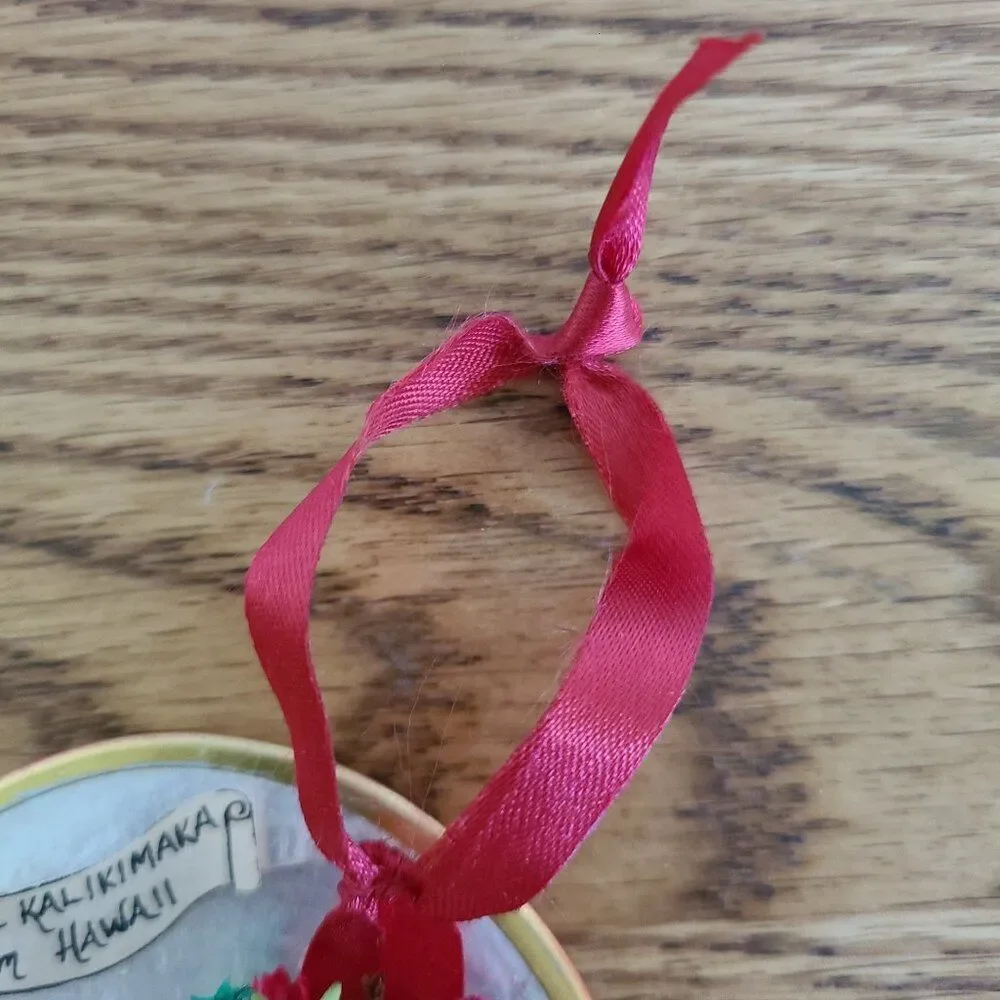 Vintage Mele Kalikimaka Capiz Shell Holiday Christmas Ornament From Hawaii 1976
